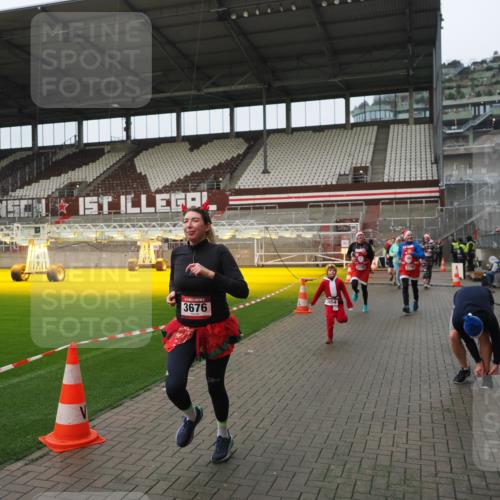 07.12.2025 - St. Pauli X-Mass-Run No. 15 Fabian Wolf http://msf.ph/oto/9420998 07.12.2025 11:43:23 Ziel 1, 2206, 2208, 2669, 3423, 3434, 3621, 3622, 3623, 3625, 3654, 3676, 3827, 3917, 4604, 4817, 4828, 4842, 5001, 5002 meine-sportfotos.de
