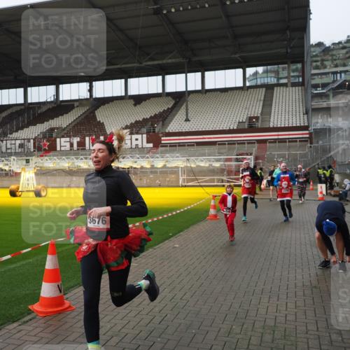 07.12.2025 - St. Pauli X-Mass-Run No. 15 Fabian Wolf http://msf.ph/oto/9420999 07.12.2025 11:43:23 Ziel 1, 2206, 2208, 2669, 3423, 3434, 3621, 3622, 3623, 3625, 3654, 3676, 3827, 3917, 4604, 4817, 4828, 4842, 5001, 5002 meine-sportfotos.de