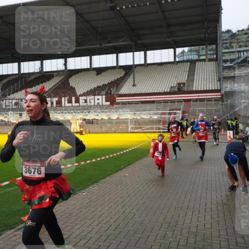 07.12.2025 - St. Pauli X-Mass-Run No. 15 Fabian Wolf http://msf.ph/oto/9421000 07.12.2025 11:43:23 Ziel 1, 2206, 2208, 2669, 3423, 3434, 3621, 3622, 3623, 3625, 3654, 3676, 3827, 3917, 4604, 4817, 4828, 4842, 5001, 5002 meine-sportfotos.de