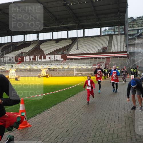 07.12.2025 - St. Pauli X-Mass-Run No. 15 Fabian Wolf http://msf.ph/oto/9421001 07.12.2025 11:43:23 Ziel 1, 2206, 2208, 2669, 3423, 3434, 3621, 3622, 3623, 3625, 3654, 3676, 3827, 3917, 4604, 4817, 4828, 4842, 5001, 5002 meine-sportfotos.de