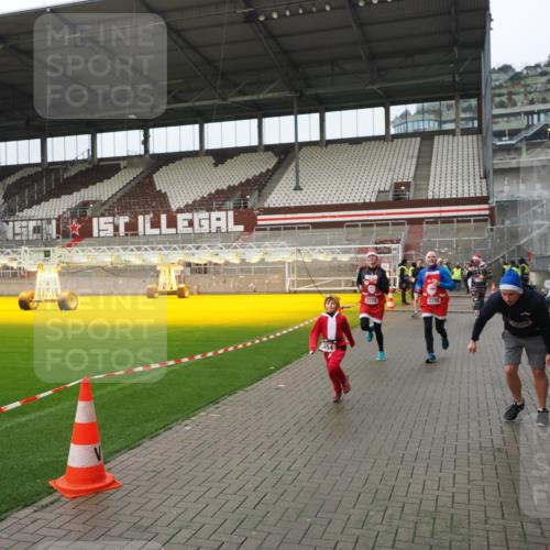 07.12.2025 - St. Pauli X-Mass-Run No. 15 Fabian Wolf http://msf.ph/oto/9421002 07.12.2025 11:43:24 Ziel 1, 2206, 2208, 3423, 3434, 3621, 3622, 3623, 3625, 3654, 3676, 3827, 3917, 4604, 4817, 4828, 4842, 5001, 5002 meine-sportfotos.de