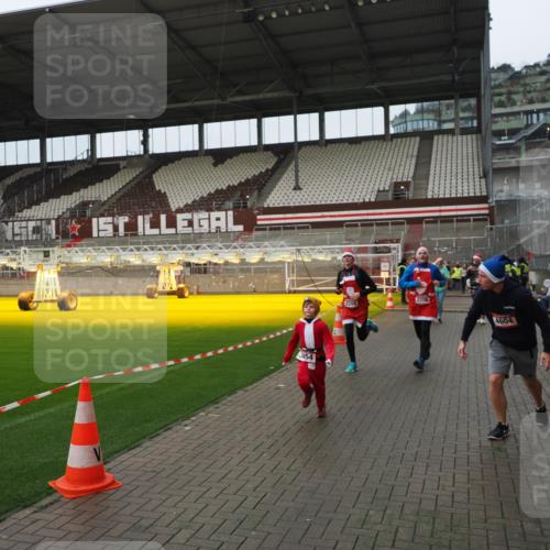 07.12.2025 - St. Pauli X-Mass-Run No. 15 Fabian Wolf http://msf.ph/oto/9421003 07.12.2025 11:43:24 Ziel 1, 2206, 2208, 3423, 3434, 3621, 3622, 3623, 3625, 3654, 3676, 3827, 3917, 4604, 4817, 4828, 4842, 5001, 5002 meine-sportfotos.de
