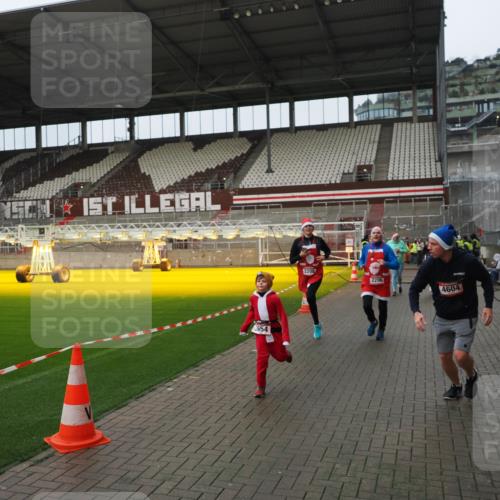 07.12.2025 - St. Pauli X-Mass-Run No. 15 Fabian Wolf http://msf.ph/oto/9421004 07.12.2025 11:43:24 Ziel 1, 2206, 2208, 3423, 3434, 3621, 3622, 3623, 3625, 3654, 3676, 3827, 3917, 4604, 4817, 4828, 4842, 5001, 5002 meine-sportfotos.de
