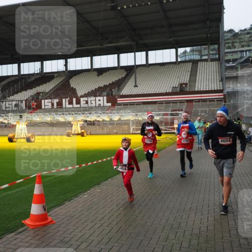07.12.2025 - St. Pauli X-Mass-Run No. 15 Fabian Wolf http://msf.ph/oto/9421005 07.12.2025 11:43:24 Ziel 1, 2206, 2208, 3423, 3434, 3621, 3622, 3623, 3625, 3654, 3676, 3827, 3917, 4604, 4817, 4828, 4842, 5001, 5002 meine-sportfotos.de