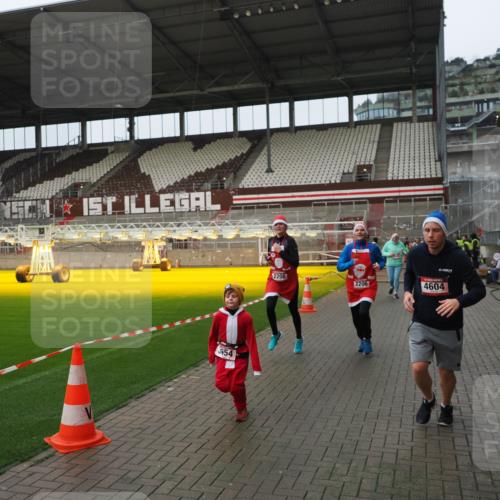 07.12.2025 - St. Pauli X-Mass-Run No. 15 Fabian Wolf http://msf.ph/oto/9421006 07.12.2025 11:43:25 Ziel 1, 2206, 2208, 3423, 3434, 3621, 3622, 3623, 3625, 3654, 3676, 3827, 3917, 4604, 4817, 4828, 4842 meine-sportfotos.de