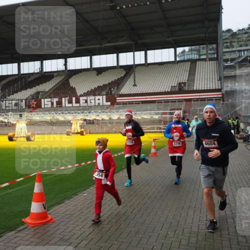 07.12.2025 - St. Pauli X-Mass-Run No. 15 Fabian Wolf http://msf.ph/oto/9421007 07.12.2025 11:43:25 Ziel 1, 2206, 2208, 3423, 3434, 3621, 3622, 3623, 3625, 3654, 3676, 3827, 3917, 4604, 4817, 4828, 4842 meine-sportfotos.de