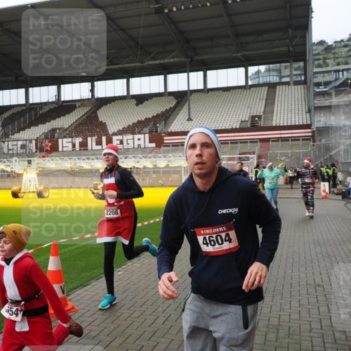 07.12.2025 - St. Pauli X-Mass-Run No. 15 Fabian Wolf http://msf.ph/oto/9421011 07.12.2025 11:43:26 Ziel 2206, 2208, 3423, 3434, 3621, 3622, 3623, 3654, 3676, 3827, 3917, 4604, 4817, 4828, 4842 meine-sportfotos.de