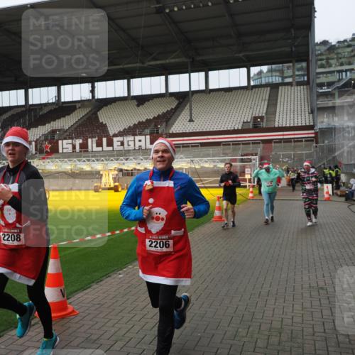 07.12.2025 - St. Pauli X-Mass-Run No. 15 Fabian Wolf http://msf.ph/oto/9421013 07.12.2025 11:43:26 Ziel 2206, 2208, 3423, 3434, 3621, 3622, 3623, 3654, 3676, 3827, 3917, 4604, 4817, 4828, 4842 meine-sportfotos.de