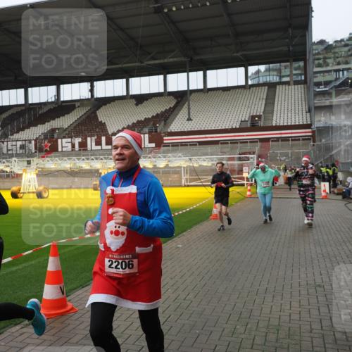 07.12.2025 - St. Pauli X-Mass-Run No. 15 Fabian Wolf http://msf.ph/oto/9421014 07.12.2025 11:43:26 Ziel 2206, 2208, 3423, 3434, 3621, 3622, 3623, 3654, 3676, 3827, 3917, 4604, 4817, 4828, 4842 meine-sportfotos.de