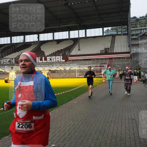 07.12.2025 - St. Pauli X-Mass-Run No. 15 Fabian Wolf http://msf.ph/oto/9421015 07.12.2025 11:43:27 Ziel 1713, 2206, 2208, 3423, 3434, 3622, 3623, 3654, 3676, 3827, 3917, 4604, 4817, 4828, 4842 meine-sportfotos.de