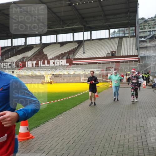 07.12.2025 - St. Pauli X-Mass-Run No. 15 Fabian Wolf http://msf.ph/oto/9421016 07.12.2025 11:43:27 Ziel 1713, 2206, 2208, 3423, 3434, 3622, 3623, 3654, 3676, 3827, 3917, 4604, 4817, 4828, 4842 meine-sportfotos.de