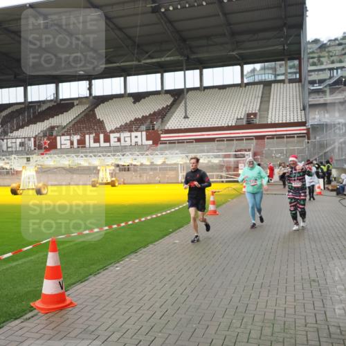 07.12.2025 - St. Pauli X-Mass-Run No. 15 Fabian Wolf http://msf.ph/oto/9421017 07.12.2025 11:43:27 Ziel 1713, 2206, 2208, 3423, 3434, 3622, 3623, 3654, 3676, 3827, 3917, 4604, 4817, 4828, 4842 meine-sportfotos.de