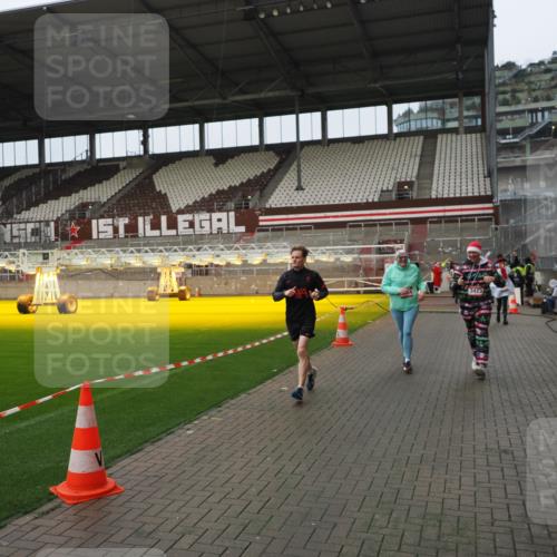 07.12.2025 - St. Pauli X-Mass-Run No. 15 Fabian Wolf http://msf.ph/oto/9421018 07.12.2025 11:43:27 Ziel 1713, 2206, 2208, 3423, 3434, 3622, 3623, 3654, 3676, 3827, 3917, 4604, 4817, 4828, 4842 meine-sportfotos.de