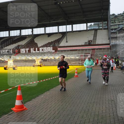 07.12.2025 - St. Pauli X-Mass-Run No. 15 Fabian Wolf http://msf.ph/oto/9421019 07.12.2025 11:43:27 Ziel 1713, 2206, 2208, 3423, 3434, 3622, 3623, 3654, 3676, 3827, 3917, 4604, 4817, 4828, 4842 meine-sportfotos.de