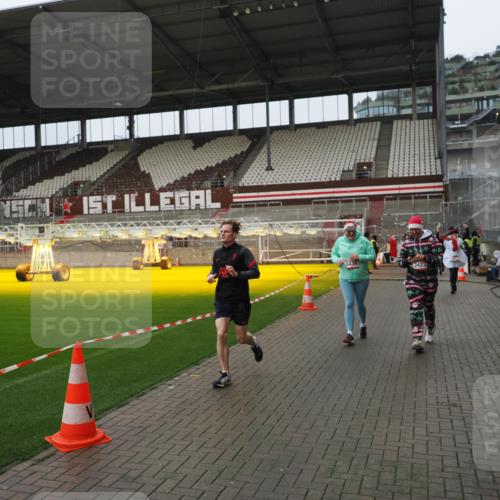 07.12.2025 - St. Pauli X-Mass-Run No. 15 Fabian Wolf http://msf.ph/oto/9421020 07.12.2025 11:43:28 Ziel 364, 1713, 2206, 2208, 3423, 3434, 3654, 3676, 3917, 4604, 4817, 4828, 4842 meine-sportfotos.de