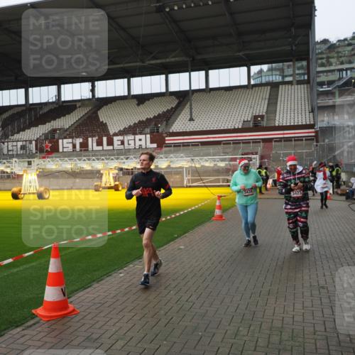 07.12.2025 - St. Pauli X-Mass-Run No. 15 Fabian Wolf http://msf.ph/oto/9421021 07.12.2025 11:43:28 Ziel 364, 1713, 2206, 2208, 3423, 3434, 3654, 3676, 3917, 4604, 4817, 4828, 4842 meine-sportfotos.de