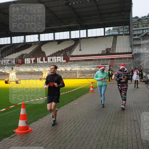 07.12.2025 - St. Pauli X-Mass-Run No. 15 Fabian Wolf http://msf.ph/oto/9421022 07.12.2025 11:43:28 Ziel 364, 1713, 2206, 2208, 3423, 3434, 3654, 3676, 3917, 4604, 4817, 4828, 4842 meine-sportfotos.de