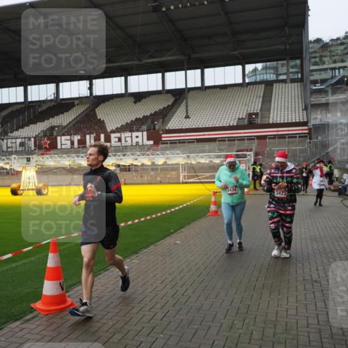 07.12.2025 - St. Pauli X-Mass-Run No. 15 Fabian Wolf http://msf.ph/oto/9421023 07.12.2025 11:43:28 Ziel 364, 1713, 2206, 2208, 3423, 3434, 3654, 3676, 3917, 4604, 4817, 4828, 4842 meine-sportfotos.de