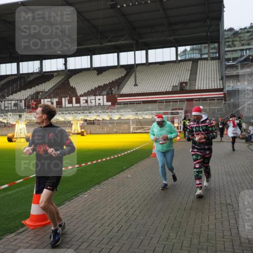 07.12.2025 - St. Pauli X-Mass-Run No. 15 Fabian Wolf http://msf.ph/oto/9421024 07.12.2025 11:43:28 Ziel 364, 1713, 2206, 2208, 3423, 3434, 3654, 3676, 3917, 4604, 4817, 4828, 4842 meine-sportfotos.de