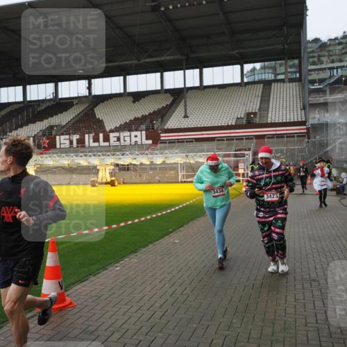 07.12.2025 - St. Pauli X-Mass-Run No. 15 Fabian Wolf http://msf.ph/oto/9421025 07.12.2025 11:43:29 Ziel 364, 1713, 2206, 2208, 3423, 3434, 3654, 3676, 3917, 4604, 4817, 4828, 4842 meine-sportfotos.de