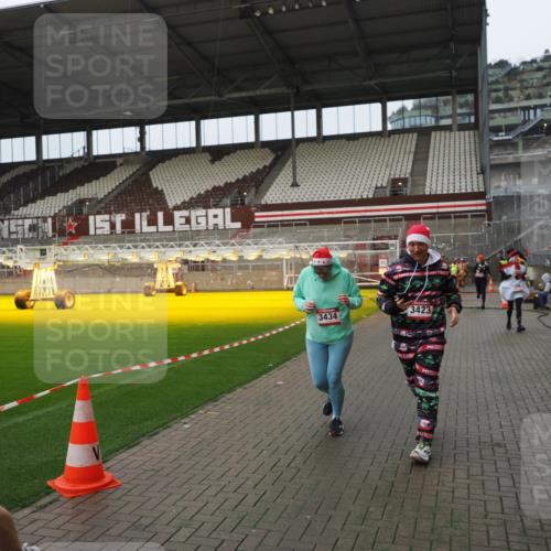 07.12.2025 - St. Pauli X-Mass-Run No. 15 Fabian Wolf http://msf.ph/oto/9421026 07.12.2025 11:43:29 Ziel 364, 1713, 2206, 2208, 3423, 3434, 3654, 3676, 3917, 4604, 4817, 4828, 4842 meine-sportfotos.de
