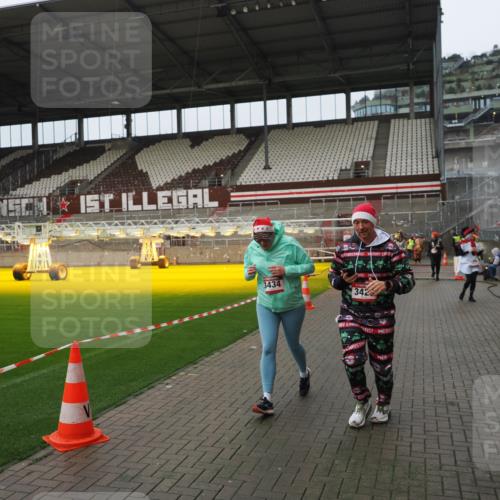 07.12.2025 - St. Pauli X-Mass-Run No. 15 Fabian Wolf http://msf.ph/oto/9421027 07.12.2025 11:43:29 Ziel 364, 1713, 2206, 2208, 3423, 3434, 3654, 3676, 3917, 4604, 4817, 4828, 4842 meine-sportfotos.de