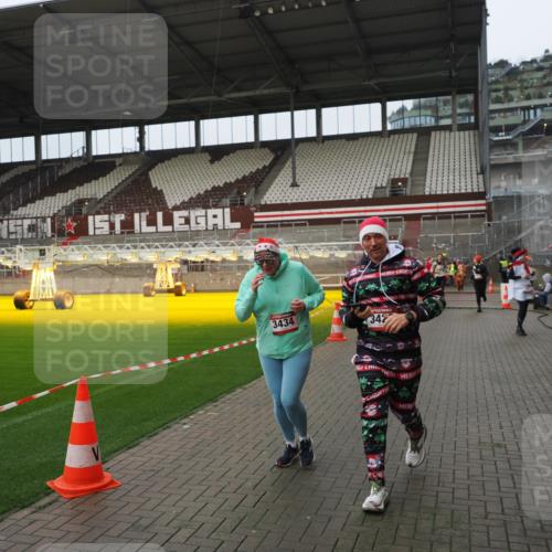 07.12.2025 - St. Pauli X-Mass-Run No. 15 Fabian Wolf http://msf.ph/oto/9421028 07.12.2025 11:43:29 Ziel 364, 1713, 2206, 2208, 3423, 3434, 3654, 3676, 3917, 4604, 4817, 4828, 4842 meine-sportfotos.de