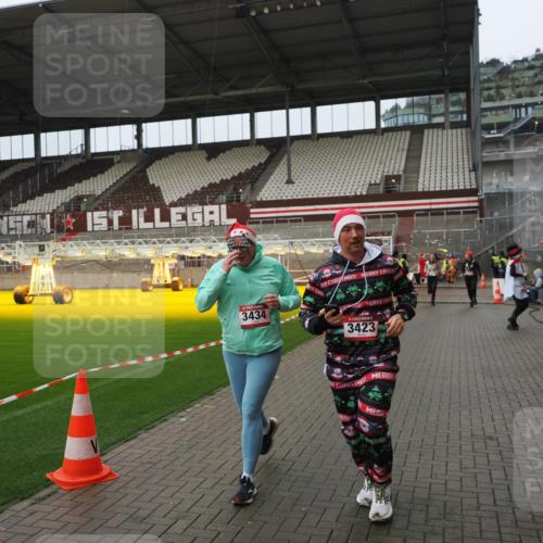 07.12.2025 - St. Pauli X-Mass-Run No. 15 Fabian Wolf http://msf.ph/oto/9421029 07.12.2025 11:43:29 Ziel 364, 1713, 2206, 2208, 3423, 3434, 3654, 3676, 3917, 4604, 4817, 4828, 4842 meine-sportfotos.de