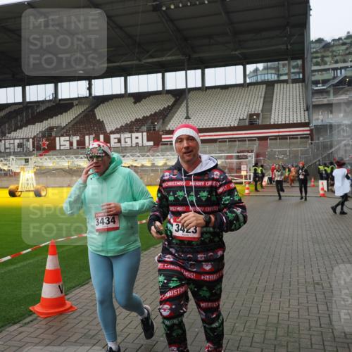 07.12.2025 - St. Pauli X-Mass-Run No. 15 Fabian Wolf http://msf.ph/oto/9421031 07.12.2025 11:43:30 Ziel 364, 1713, 2206, 2208, 3423, 3434, 3654, 3676, 3917, 4817, 4842 meine-sportfotos.de
