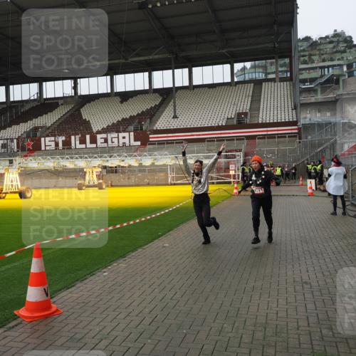 07.12.2025 - St. Pauli X-Mass-Run No. 15 Fabian Wolf http://msf.ph/oto/9421032 07.12.2025 11:43:33 Ziel 364, 1713, 2206, 2208, 3423, 3434, 3654, 3917, 4603 meine-sportfotos.de