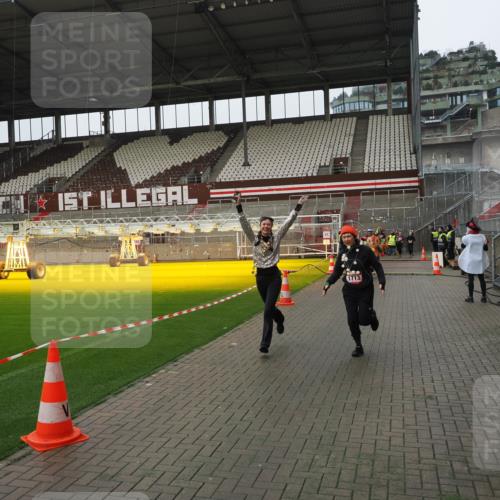 07.12.2025 - St. Pauli X-Mass-Run No. 15 Fabian Wolf http://msf.ph/oto/9421033 07.12.2025 11:43:34 Ziel 364, 1713, 2206, 2208, 3423, 3434, 3654, 3917, 4603 meine-sportfotos.de