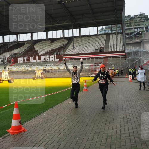 07.12.2025 - St. Pauli X-Mass-Run No. 15 Fabian Wolf http://msf.ph/oto/9421034 07.12.2025 11:43:34 Ziel 364, 1713, 2206, 2208, 3423, 3434, 3654, 3917, 4603 meine-sportfotos.de