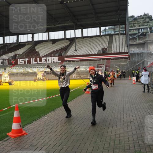 07.12.2025 - St. Pauli X-Mass-Run No. 15 Fabian Wolf http://msf.ph/oto/9421035 07.12.2025 11:43:34 Ziel 364, 1713, 2206, 2208, 3423, 3434, 3654, 3917, 4603 meine-sportfotos.de