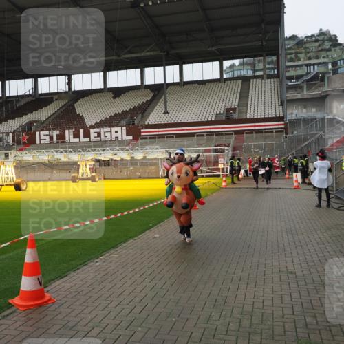 07.12.2025 - St. Pauli X-Mass-Run No. 15 Fabian Wolf http://msf.ph/oto/9421039 07.12.2025 11:43:38 Ziel 364, 1713, 2206, 2208, 2971, 3423, 3434, 3447, 3917, 4603 meine-sportfotos.de