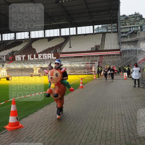 07.12.2025 - St. Pauli X-Mass-Run No. 15 Fabian Wolf http://msf.ph/oto/9421040 07.12.2025 11:43:39 Ziel 71, 364, 1713, 2206, 2208, 2971, 3423, 3434, 3447, 3917, 4603 meine-sportfotos.de
