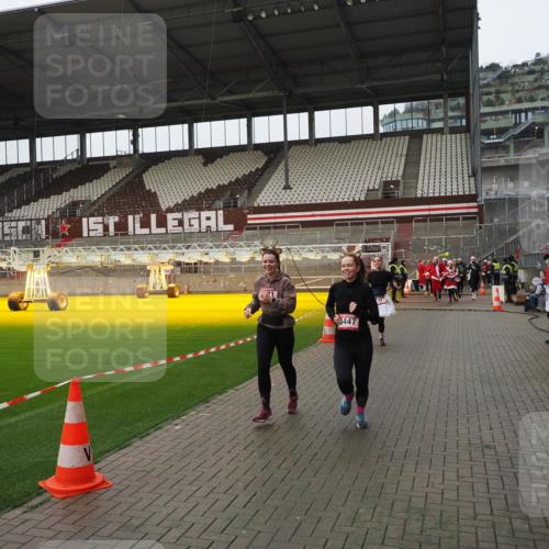07.12.2025 - St. Pauli X-Mass-Run No. 15 Fabian Wolf http://msf.ph/oto/9421042 07.12.2025 11:43:42 Ziel 71, 364, 1713, 2084, 2971, 3447, 3465, 3466, 3467, 3917, 4603 meine-sportfotos.de