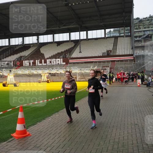 07.12.2025 - St. Pauli X-Mass-Run No. 15 Fabian Wolf http://msf.ph/oto/9421043 07.12.2025 11:43:42 Ziel 71, 364, 1713, 2084, 2971, 3447, 3465, 3466, 3467, 3917, 4603 meine-sportfotos.de