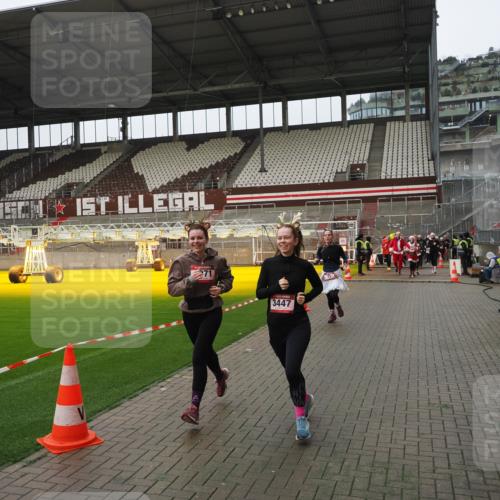 07.12.2025 - St. Pauli X-Mass-Run No. 15 Fabian Wolf http://msf.ph/oto/9421044 07.12.2025 11:43:43 Ziel 71, 364, 1713, 2084, 2971, 3447, 3465, 3466, 3467, 3769, 3917, 4603 meine-sportfotos.de