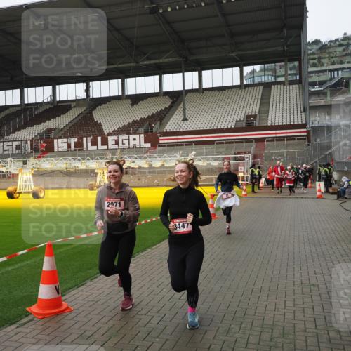 07.12.2025 - St. Pauli X-Mass-Run No. 15 Fabian Wolf http://msf.ph/oto/9421045 07.12.2025 11:43:43 Ziel 71, 364, 1713, 2084, 2971, 3447, 3465, 3466, 3467, 3769, 3917, 4603 meine-sportfotos.de