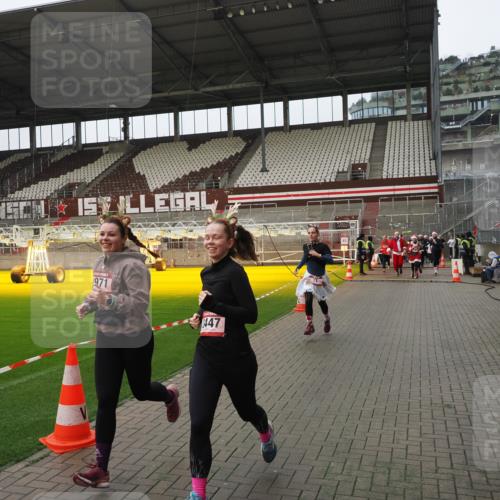 07.12.2025 - St. Pauli X-Mass-Run No. 15 Fabian Wolf http://msf.ph/oto/9421046 07.12.2025 11:43:43 Ziel 71, 364, 1713, 2084, 2971, 3447, 3465, 3466, 3467, 3769, 3917, 4603 meine-sportfotos.de