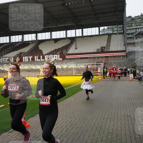 07.12.2025 - St. Pauli X-Mass-Run No. 15 Fabian Wolf http://msf.ph/oto/9421047 07.12.2025 11:43:43 Ziel 71, 364, 1713, 2084, 2971, 3447, 3465, 3466, 3467, 3769, 3917, 4603 meine-sportfotos.de