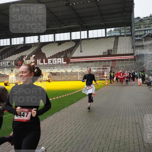 07.12.2025 - St. Pauli X-Mass-Run No. 15 Fabian Wolf http://msf.ph/oto/9421048 07.12.2025 11:43:43 Ziel 71, 364, 1713, 2084, 2971, 3447, 3465, 3466, 3467, 3769, 3917, 4603 meine-sportfotos.de