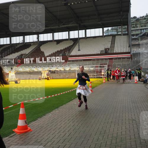 07.12.2025 - St. Pauli X-Mass-Run No. 15 Fabian Wolf http://msf.ph/oto/9421049 07.12.2025 11:43:44 Ziel 71, 364, 1713, 2084, 2586, 2600, 2971, 3403, 3404, 3447, 3465, 3466, 3467, 3769, 4603 meine-sportfotos.de