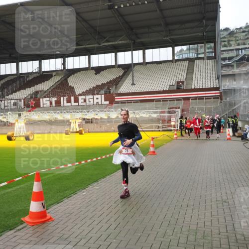 07.12.2025 - St. Pauli X-Mass-Run No. 15 Fabian Wolf http://msf.ph/oto/9421050 07.12.2025 11:43:44 Ziel 71, 364, 1713, 2084, 2586, 2600, 2971, 3403, 3404, 3447, 3465, 3466, 3467, 3769, 4603 meine-sportfotos.de