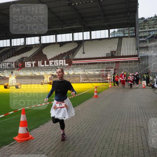 07.12.2025 - St. Pauli X-Mass-Run No. 15 Fabian Wolf http://msf.ph/oto/9421052 07.12.2025 11:43:44 Ziel 71, 364, 1713, 2084, 2586, 2600, 2971, 3403, 3404, 3447, 3465, 3466, 3467, 3769, 4603 meine-sportfotos.de