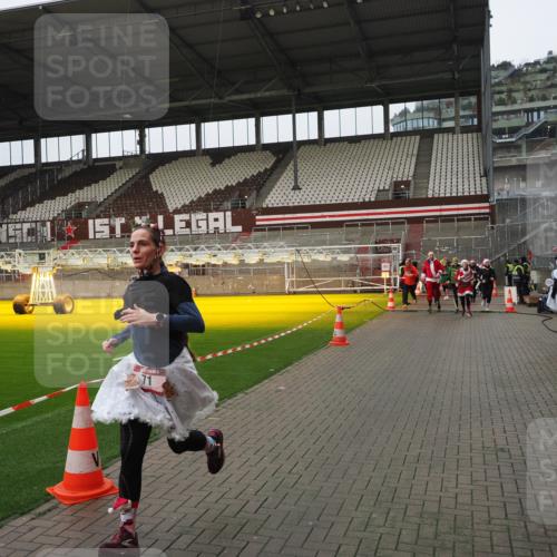 07.12.2025 - St. Pauli X-Mass-Run No. 15 Fabian Wolf http://msf.ph/oto/9421053 07.12.2025 11:43:44 Ziel 71, 364, 1713, 2084, 2586, 2600, 2971, 3403, 3404, 3447, 3465, 3466, 3467, 3769, 4603 meine-sportfotos.de