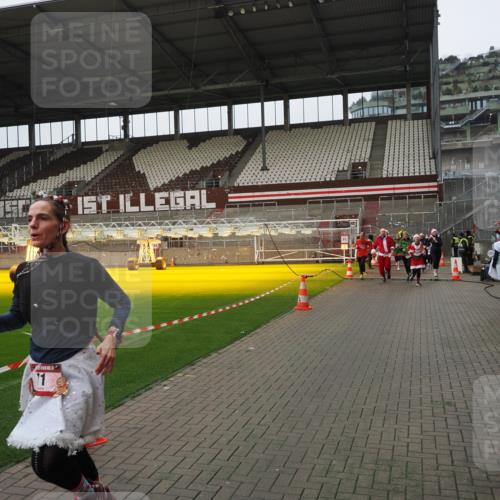 07.12.2025 - St. Pauli X-Mass-Run No. 15 Fabian Wolf http://msf.ph/oto/9421054 07.12.2025 11:43:45 Ziel 71, 364, 1713, 2084, 2116, 2586, 2600, 2971, 3403, 3404, 3447, 3453, 3465, 3466, 3467, 3769, 4603 meine-sportfotos.de