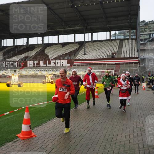 07.12.2025 - St. Pauli X-Mass-Run No. 15 Fabian Wolf http://msf.ph/oto/9421056 07.12.2025 11:43:49 Ziel 71, 1949, 1950, 2084, 2116, 2586, 2600, 2971, 3403, 3404, 3447, 3453, 3465, 3466, 3467, 3733, 3735, 3769, 3882, 3884, 4603 meine-sportfotos.de