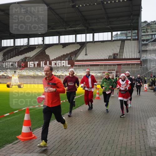 07.12.2025 - St. Pauli X-Mass-Run No. 15 Fabian Wolf http://msf.ph/oto/9421057 07.12.2025 11:43:49 Ziel 71, 1949, 1950, 2084, 2116, 2586, 2600, 2971, 3403, 3404, 3447, 3453, 3465, 3466, 3467, 3733, 3735, 3769, 3882, 3884, 4603 meine-sportfotos.de