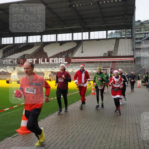 07.12.2025 - St. Pauli X-Mass-Run No. 15 Fabian Wolf http://msf.ph/oto/9421058 07.12.2025 11:43:50 Ziel 71, 1949, 1950, 2084, 2116, 2441, 2586, 2600, 2971, 3403, 3404, 3447, 3453, 3465, 3466, 3467, 3733, 3735, 3769, 3882, 3884, 4603 meine-sportfotos.de